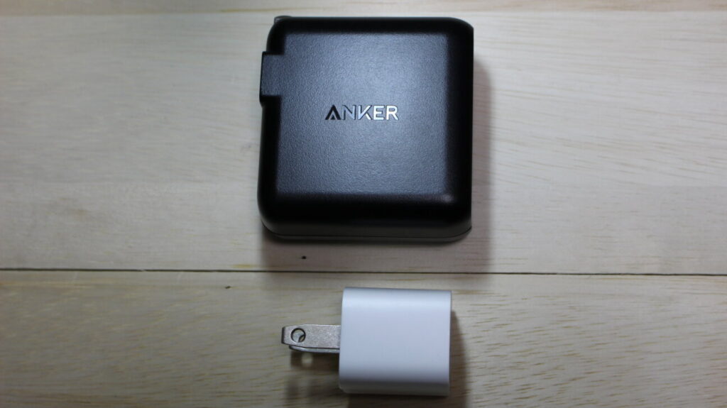 「Anker PowerPort 2 Elite」と「iPhone 7」のアダプター