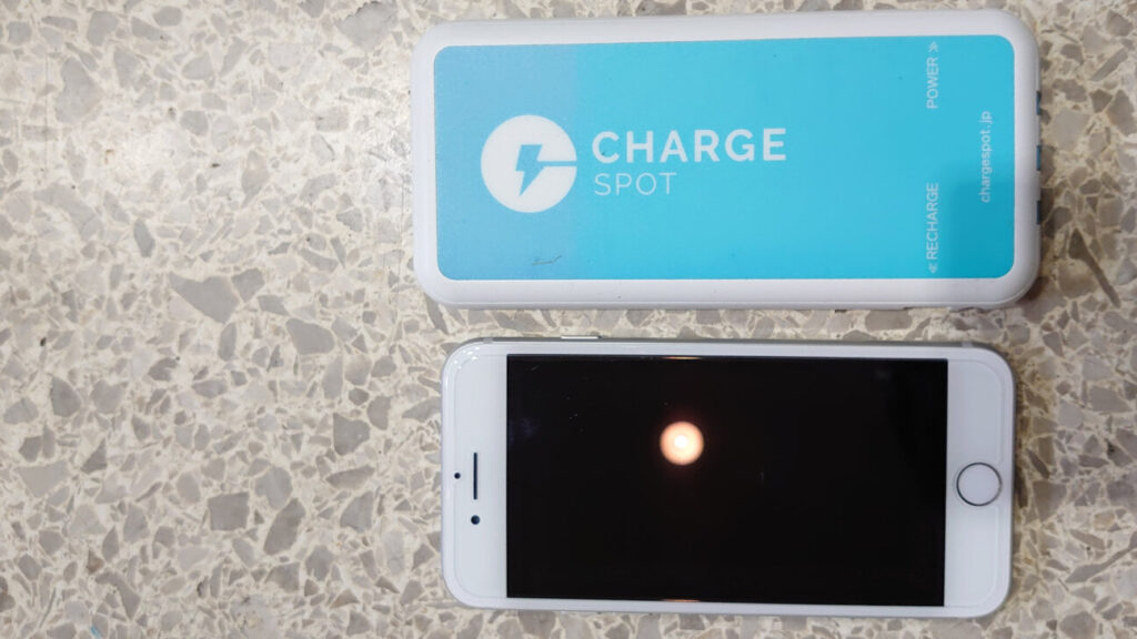「ChargeSPOT」のモバイルバッテリーと「iPhone 7」