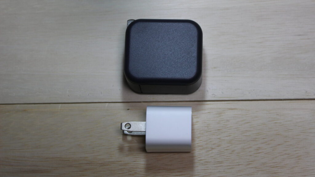「MOTTERU 2Port USB Charger(MOT-AC48U2)」とiPhone7のアダプター